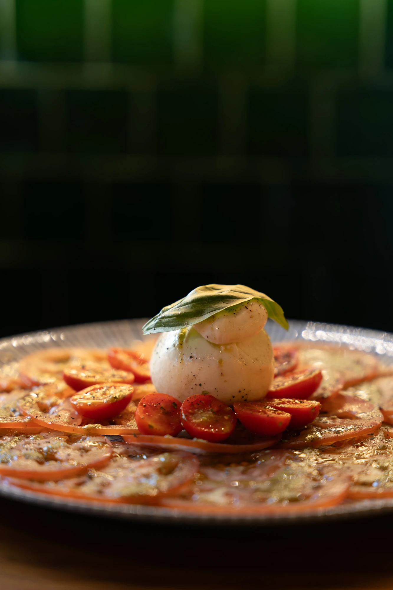 Burrata con tomate y albahaca