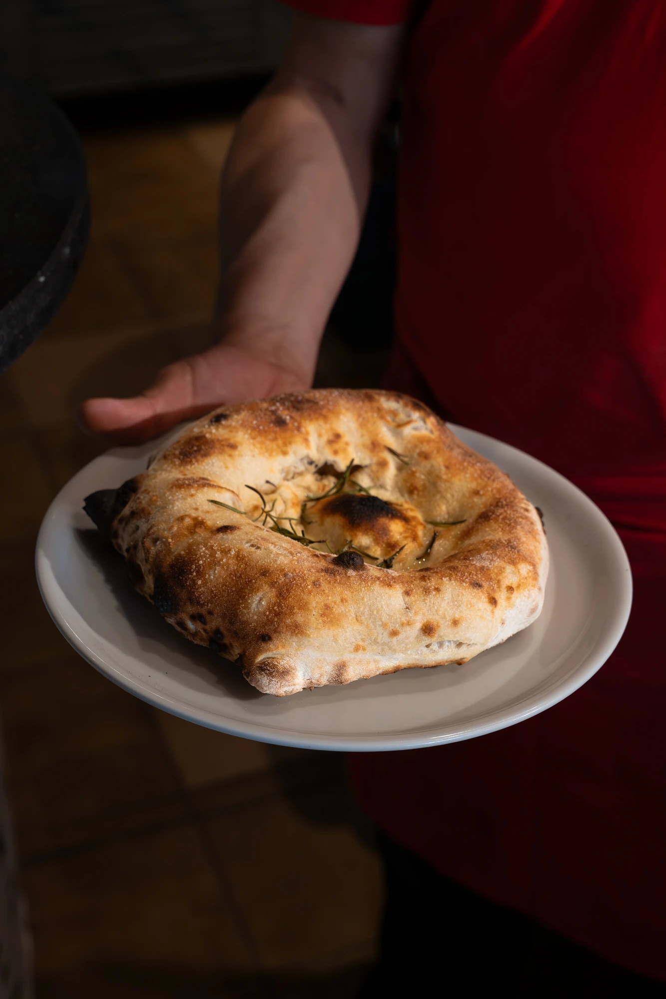 Calzone recién horneado servido en mesa