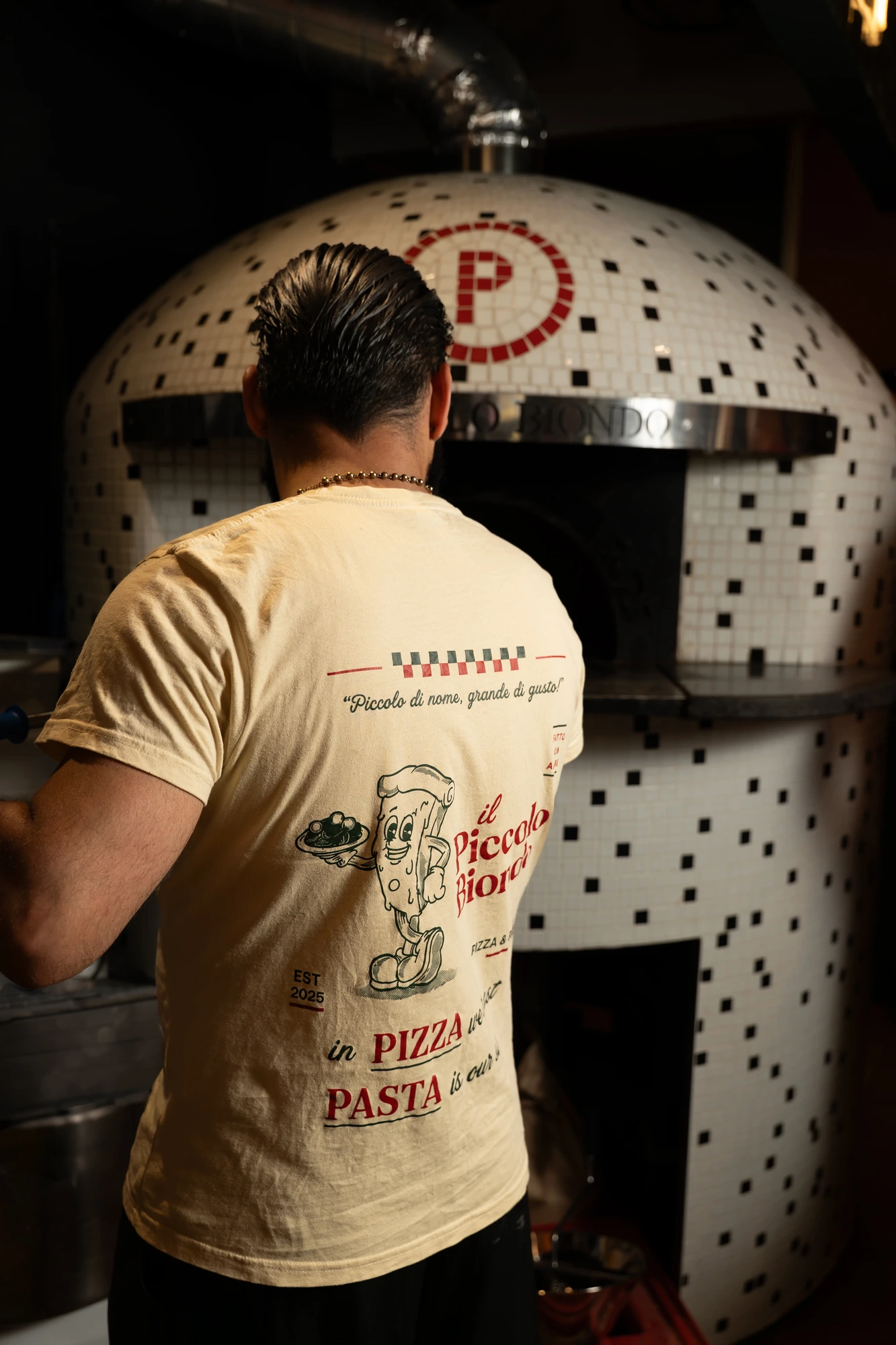 Camiseta del equipo frente al horno de leña