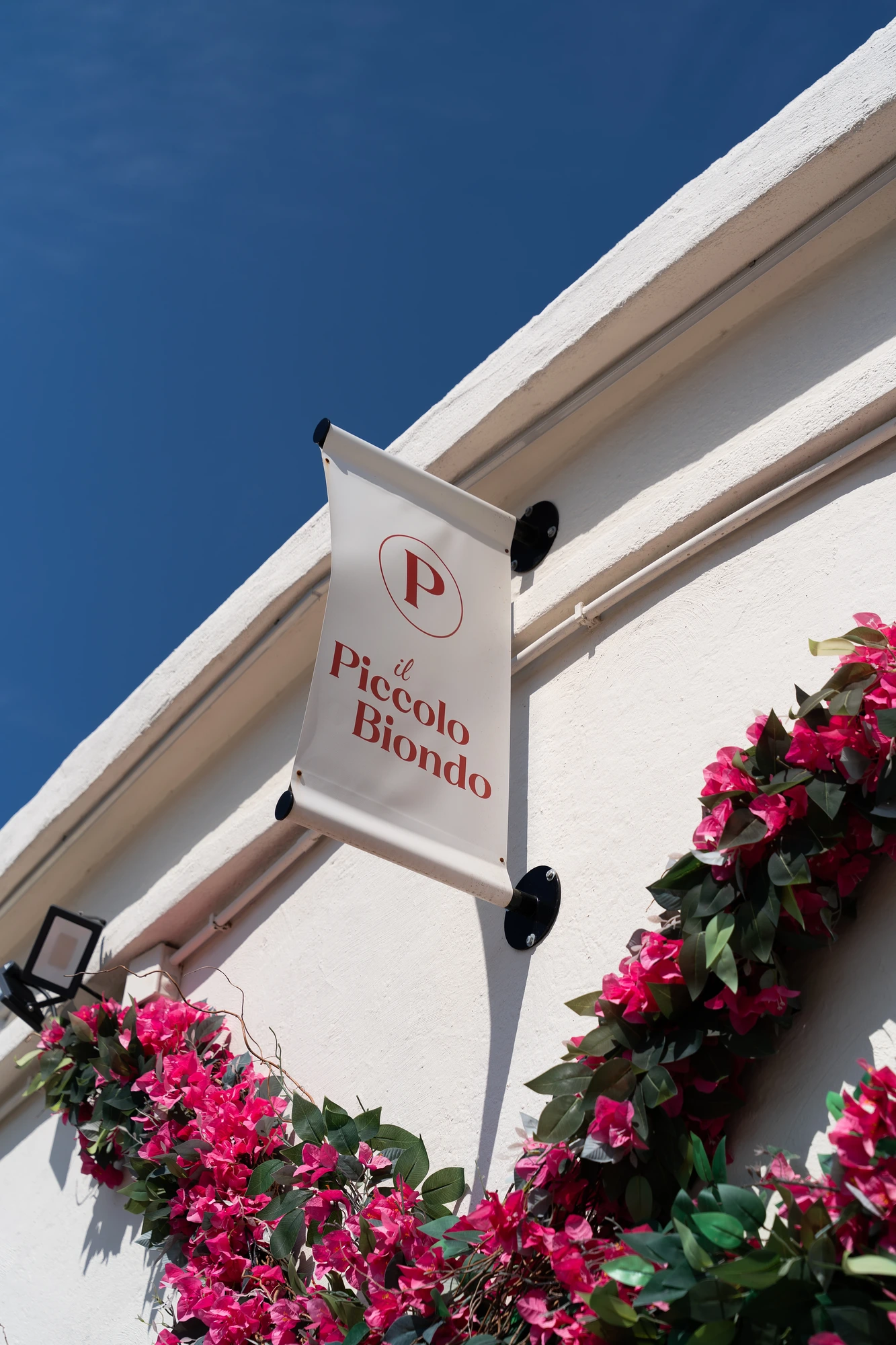 Fachada de Il Piccolo Biondo con buganvillas