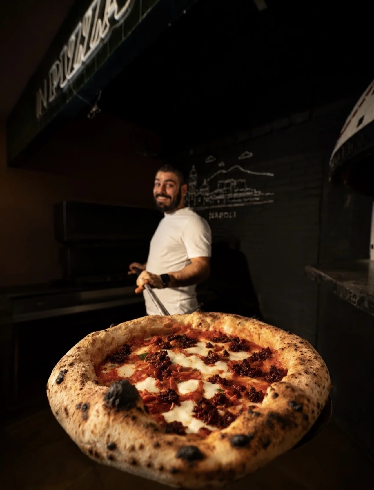 Pizza saliendo del horno de piedra