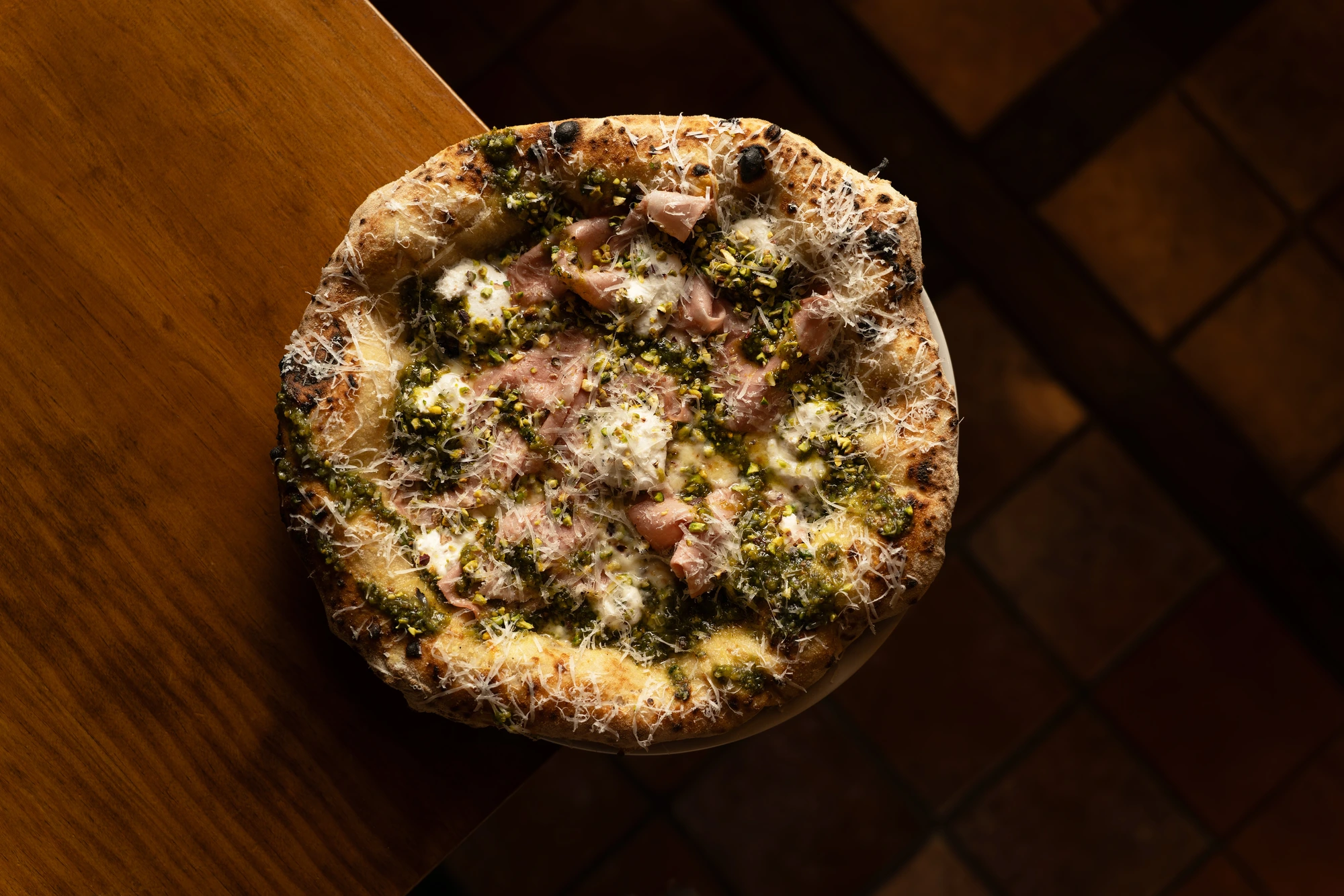 Pizza con mortadella, pistacho y burrata